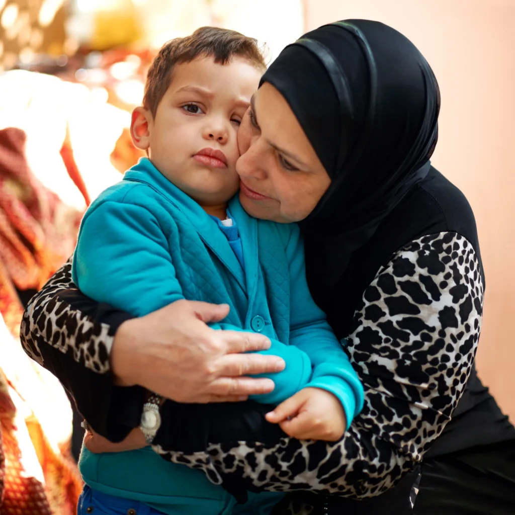Soutien à Gaza : mère tenant son jeune enfant dans ses bras
