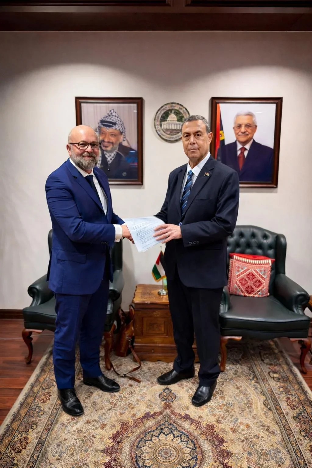 Jérôme Tinard remet le dossier de la famille Al Rayyes à M. Diab Al-Louh, ambassadeur de Palestine en Égypte, au Caire le 10 mars 2026