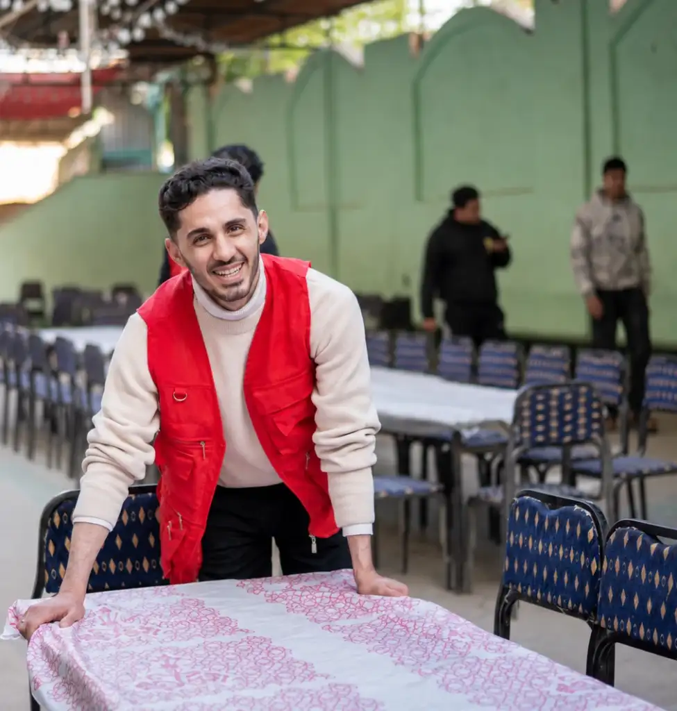 K. participe à la préparation d’une action bénévole au Caire.