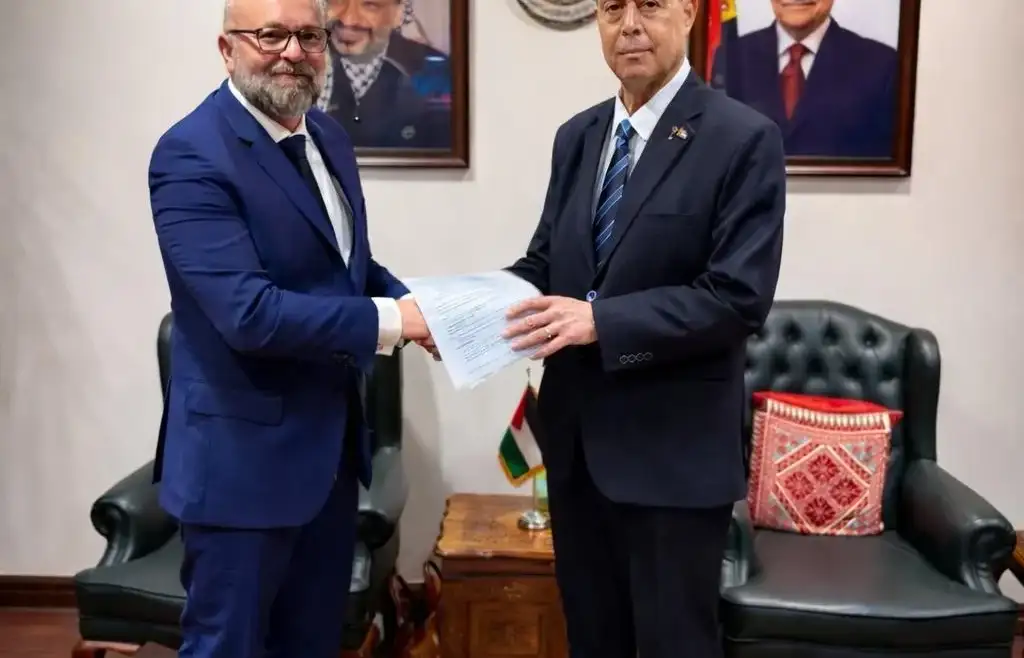 Jérôme Tinard hands the Al Rayyes family’s case file to Mr Diab Al-Louh, Ambassador of Palestine to Egypt, in Cairo on 10 March 2026.