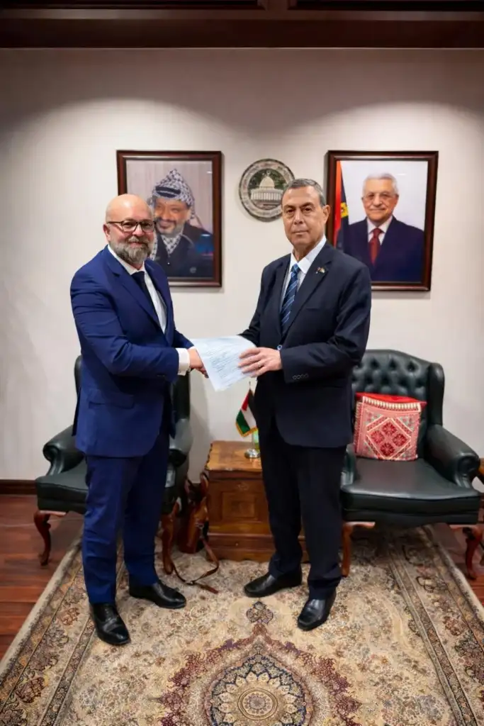 Jérôme Tinard hands the Al Rayyes family’s case file to Mr Diab Al-Louh, Ambassador of Palestine to Egypt, in Cairo on 10 March 2026.