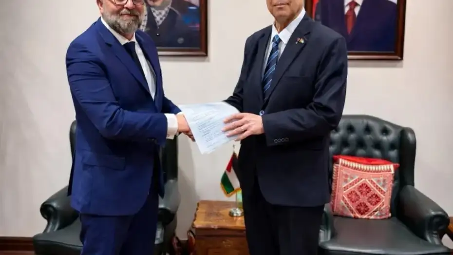 Jérôme Tinard hands the Al Rayyes family’s case file to Mr Diab Al-Louh, Ambassador of Palestine to Egypt, in Cairo on 10 March 2026.